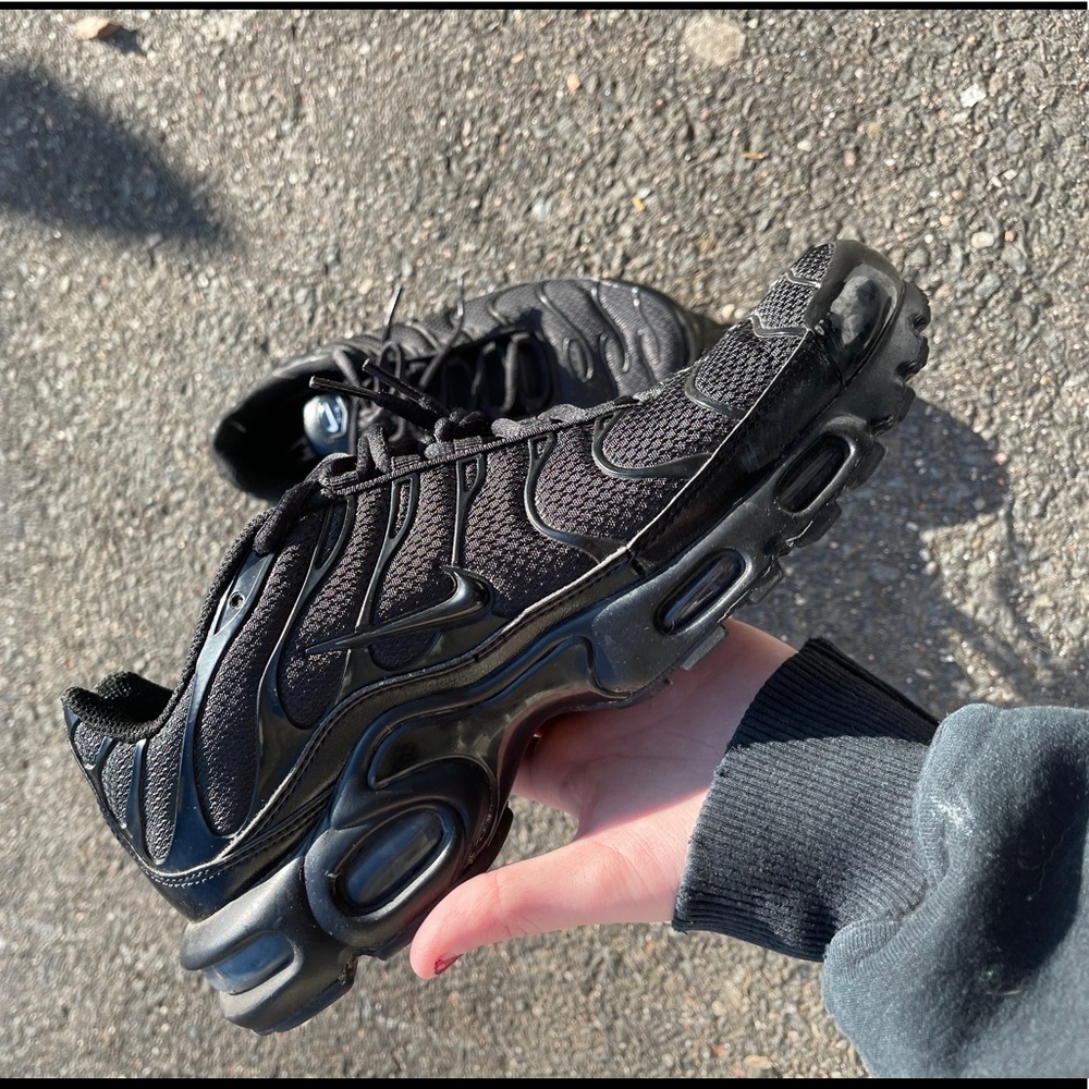 black nike air max plus